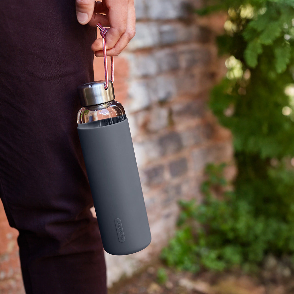 BLACK+BLUM Trinkflasche aus Glas in Ozeanfarbe, 600 ml, zum Mitnehmen, wasserfestes Design, nachhaltige Trinkflasche