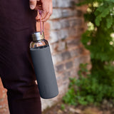 BLACK+BLUM Trinkflasche aus Glas in Ozeanfarbe, 600 ml, zum Mitnehmen, wasserfestes Design, nachhaltige Trinkflasche