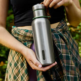 Schwarze BLACK+BLUM Isolierflasche, 500ml, geschlossen, für Getränke unterwegs, robuste Edelstahl-Design