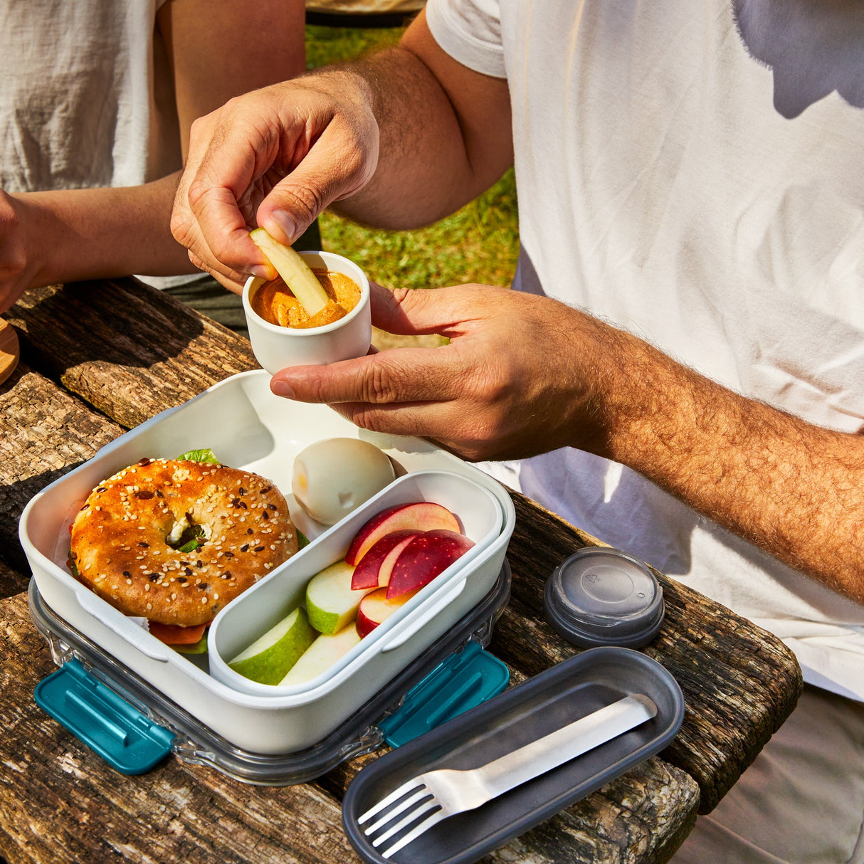 Schwarze BLACK+BLUM Lunchbox Original aus robustem Material mit stabilem Verschluss für unterwegs.