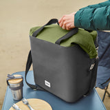 Schwarz-grüne faltbare Kühltasche von BLACK+BLUM mit isolierter Innenausstattung für Kühlgut am Strand.