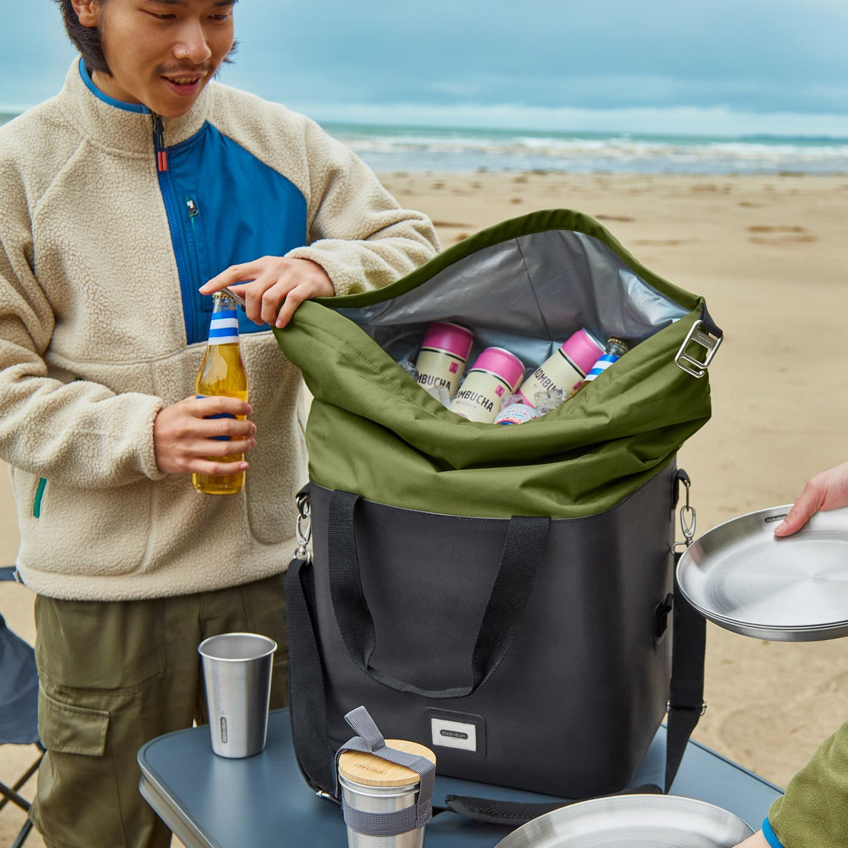BLACK+BLUM Kühltasche aus schwarzem Stoff, faltbar, mit Flaschenöffner, ideal für Strand und Camping, offene Tasche sichtbar