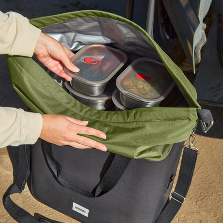 BLACK+BLUM Kühltasche aus Isoliermaterial, faltbar und vielseitig, offen mit grüner Moss-Farbe, ideal für Picknick und Strand.