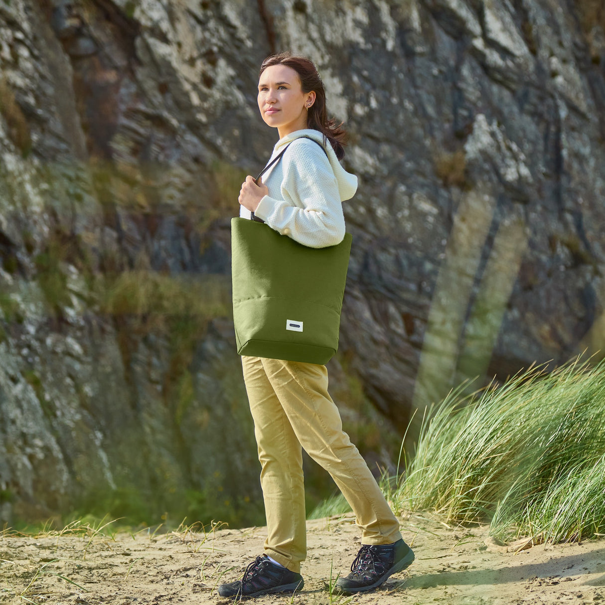 Isolierte BLACK+BLUM Tragetasche für Picknick, robustes Design, grüne Moss-Farbe, ideal für unterwegs und Mahlzeiten im Freien.