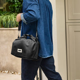 Schwarze isolierte Lunchbag von BLACK+BLUM mit Schultergurt, ideal für Lunch unterwegs, horizontale Ansicht.