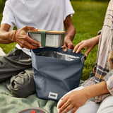 Schwarze BLACK+BLUM Lunchbag mit Sandwich-Box, 6,7 Liter, aus robustem Material, ideal für Lunch und unterwegs.