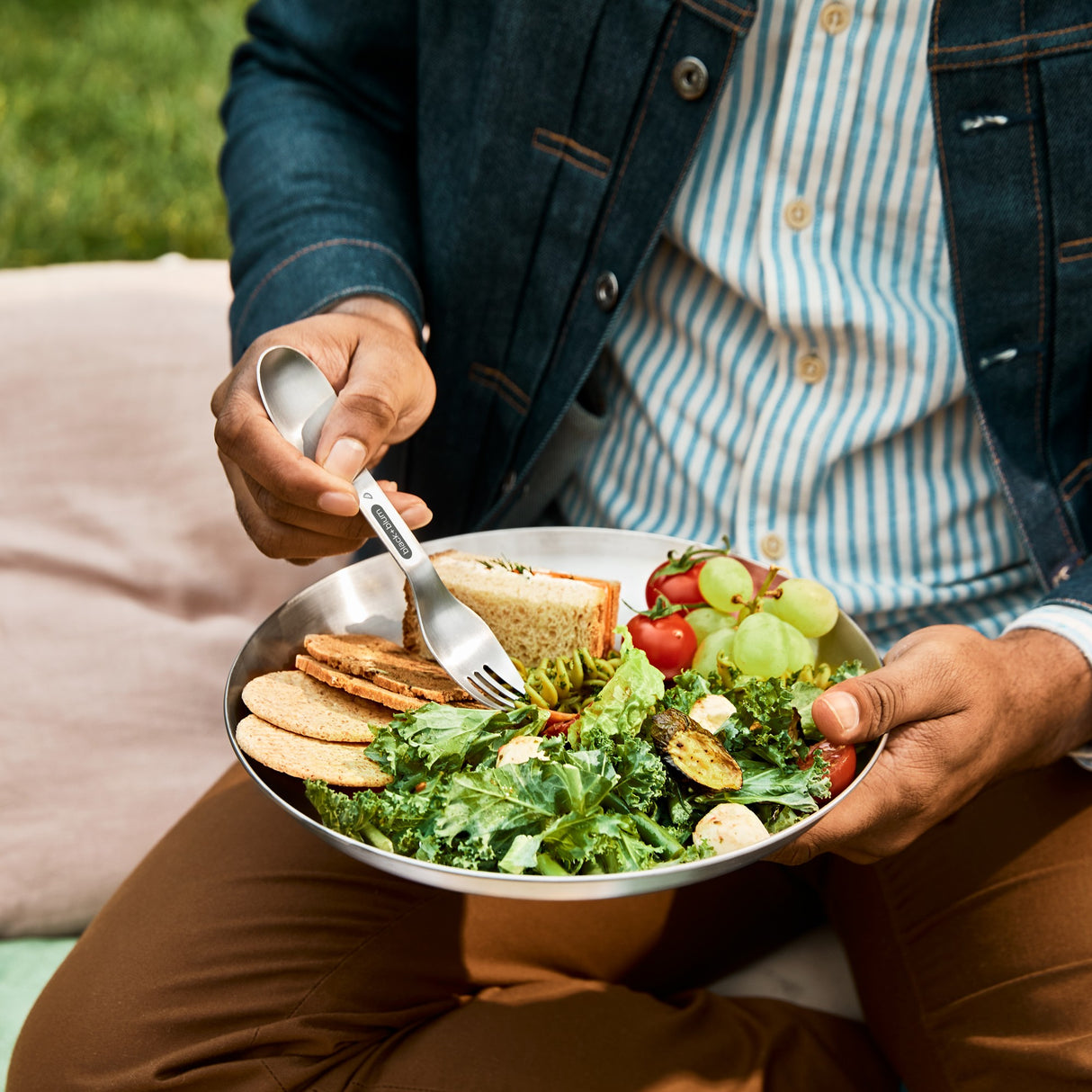 Schwarzer Edelstahl-Picknickteller von BLACK+BLUM mit Spork, 4er Set, langlebiges Geschirr für Outdoor und Picknick.