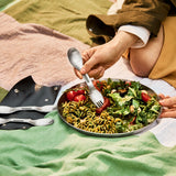 BLACK+BLUM Göffel aus Edelstahl, 4er Set, ideal für To-Go-Lunches, abgebildet mit Case und Teller bei Picknick.