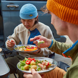 Schwarz-weißer Edelstahl-Picknickteller von BLACK+BLUM, 4 Stück, ideal für Outdoor und Camping.