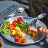 Vier schwarze Edelstahl-Teller von BLACK+BLUM für Picknick, robust und stilvoll, ideal für unterwegs und outdoor Aktivitäten.