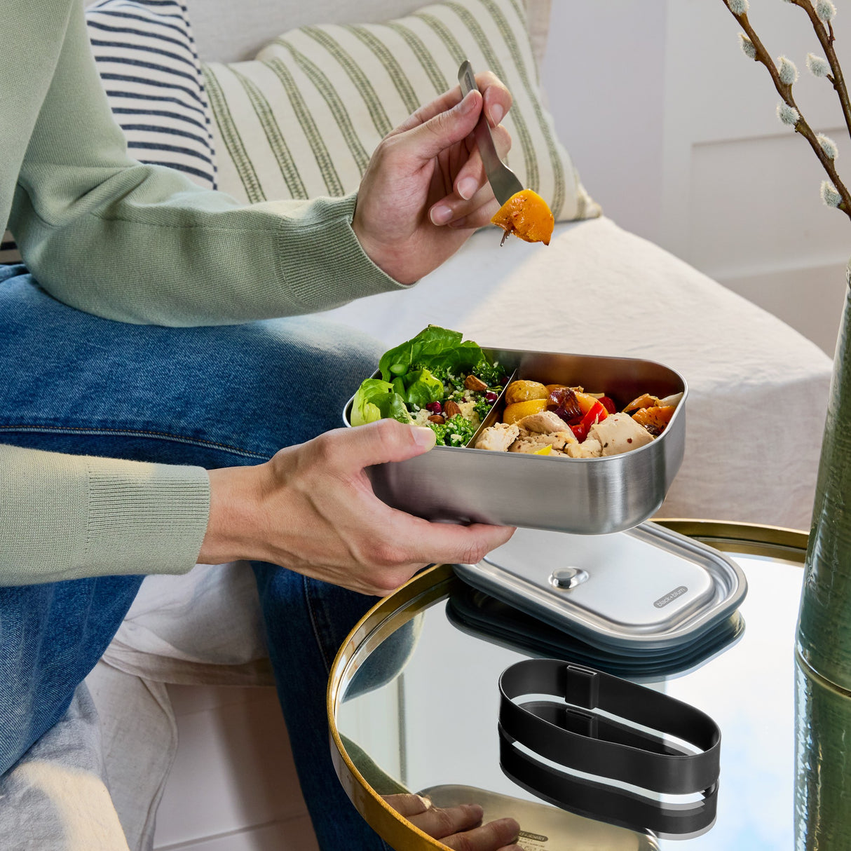 Schwarze BLACK+BLUM Lunchbox CLASSIC in Orange, 1000 ML, aus Edelstahl, im Hand gehalten, horizontale Ansicht
