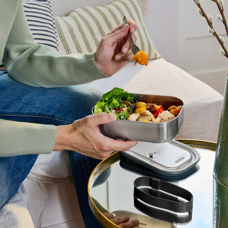 Schwarze BLACK+BLUM Lunchbox CLASSIC in Orange, 1000 ML, aus Edelstahl, im Hand gehalten, horizontale Ansicht