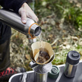 BLACK+BLUM Isolierflasche, Edelstahl, zum Wasser- und Kaffeetrinken, zeigt Wasser, das in die Flasche gegossen wird