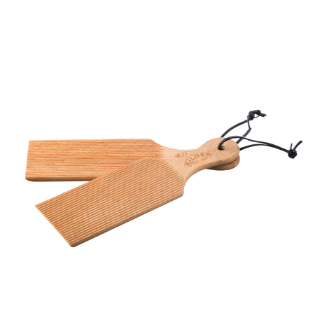Zwei Butterbrettchen von Kilner, 2. Wahl, aus Holz, auf einer weißen Oberfläche liegend, ideal für Frühstück und Butterportionen.