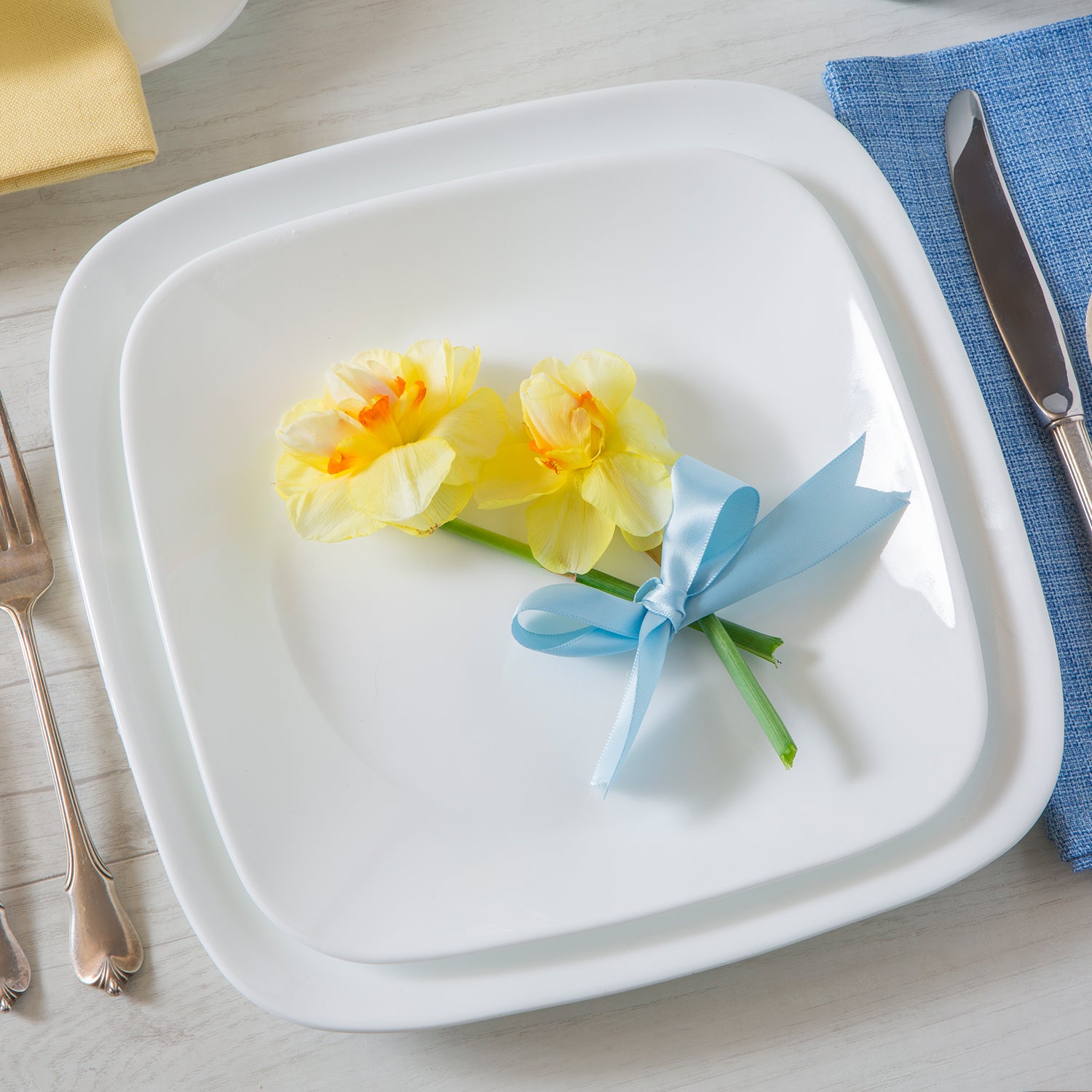 Weiße Speiseteller von Corelle, 22,9 cm, aus Porzellan, klare Oberfläche und elegantes Design, ideal für Mahlzeiten.