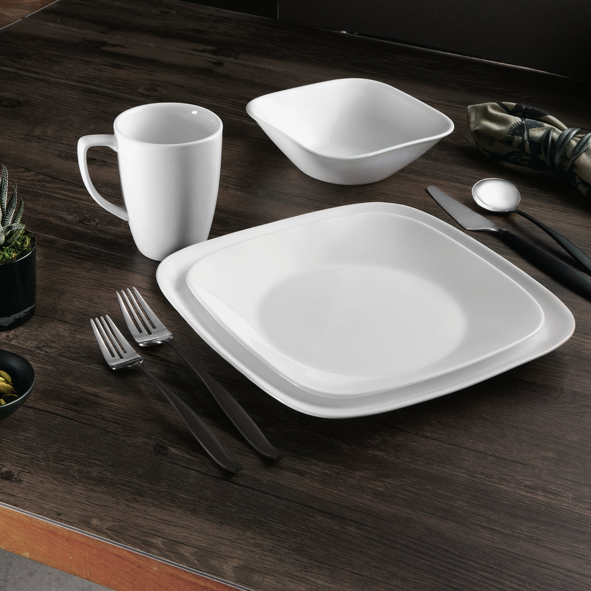 Weiße Speiseteller von Corelle, 26,7 cm Durchmesser, glatte Oberfläche, ideal für Mahlzeiten, modernes Design