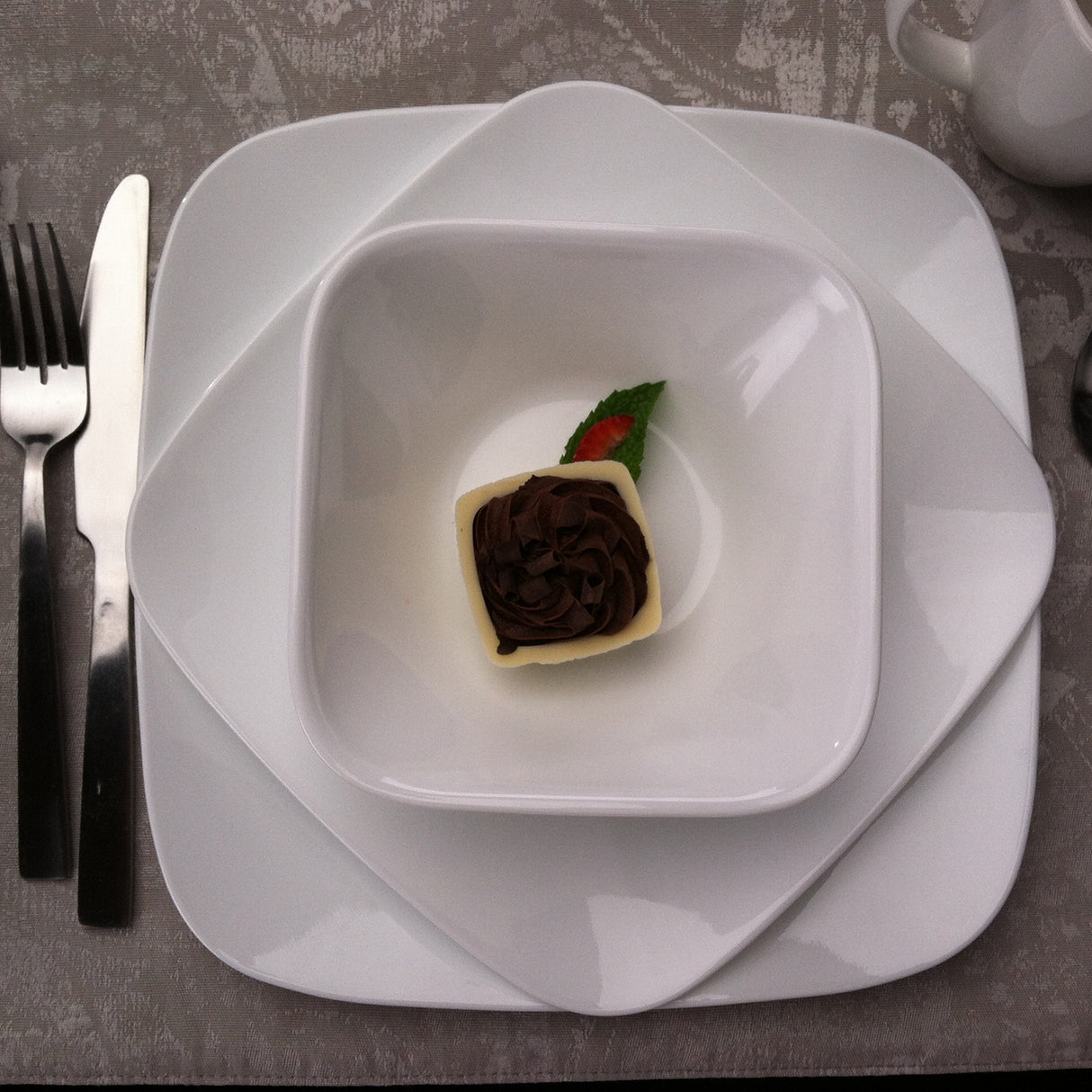 Corelle 12-teiliges reines weißes Leinengewebe Service-Set, elegant und fein gewebt, perfekt für stilvollen Tisch.