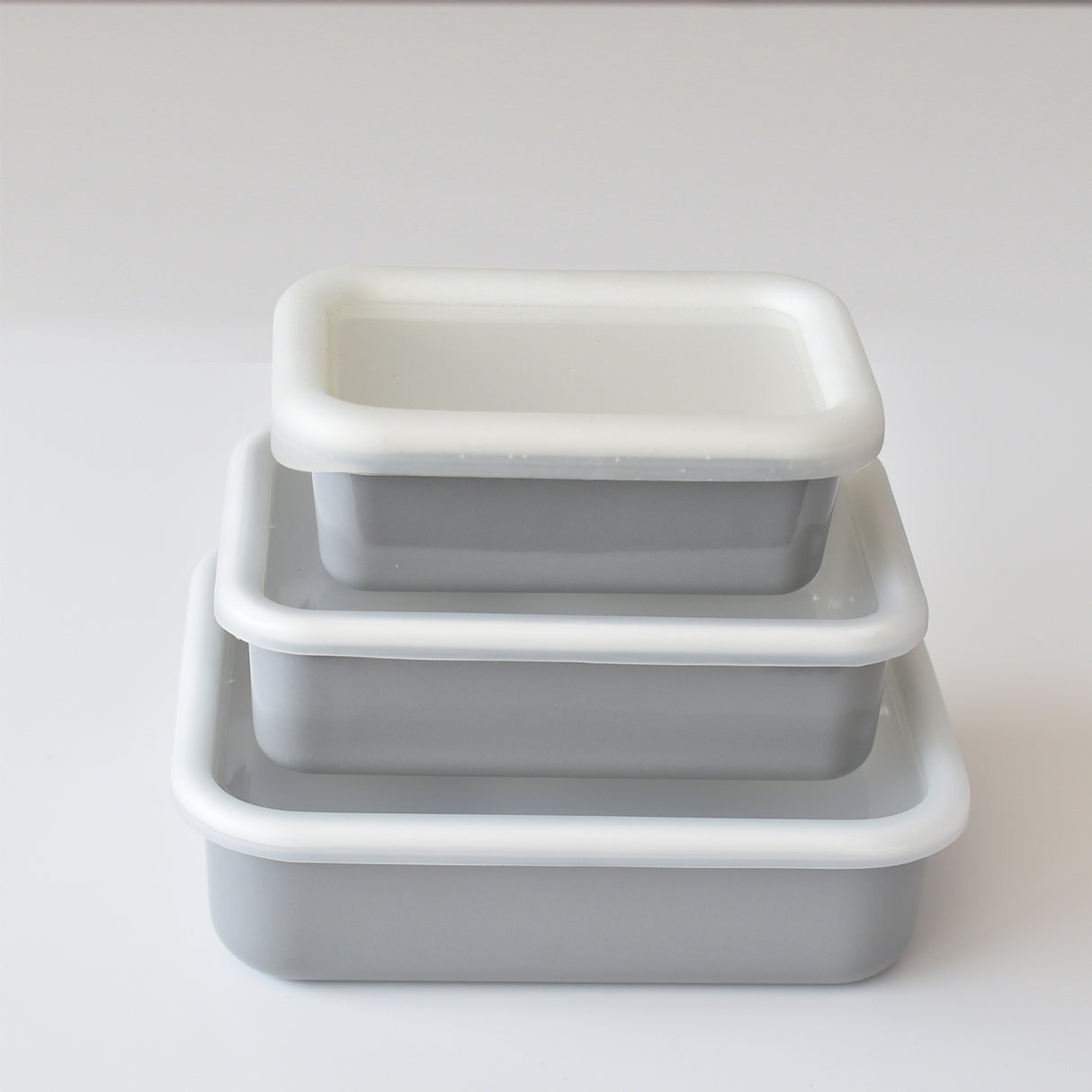 HoneyWare Color Line Emaille Frischhaltedose in Grau, flach, 0,74L, aus langlebigem Emaille mit Deckel.