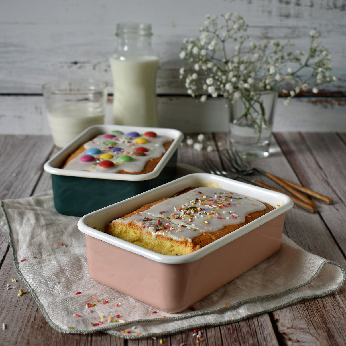 HoneyWare Emaille Frischhaltedose in Rosa, flach, 0,42L, mit Deckel, ideal für Lebensmittelaufbewahrung