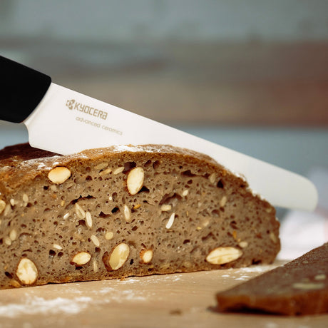 Kyocera Keramik-Brotmesser mit 18 cm Klinge, scharfes Küchenmesser für Brot und Gebäck, hochwertige Schneidequalität