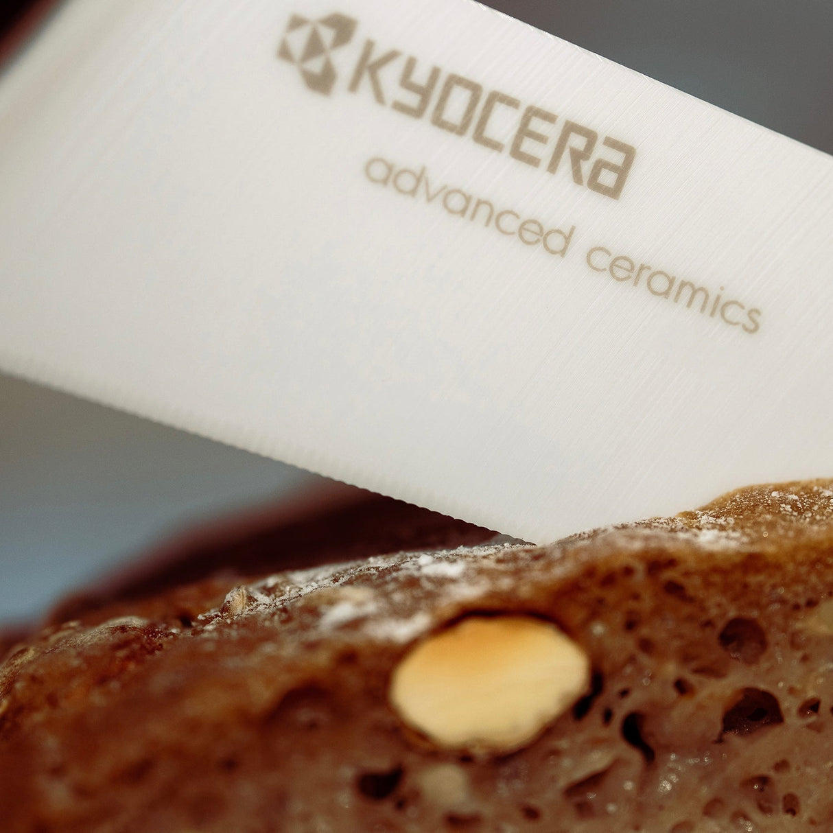 Kyocera Keramik-Brotmesser mit 18 cm Klinge, scharf und langlebig, ideal für Brot und Gebäck, 2. Wahl.