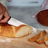 Kyocera Keramik-Brotmesser mit 18 cm Klinge, scharfes Küchenmesser für Brot und Gebäck, hochwertige Schneidwerkzeug
