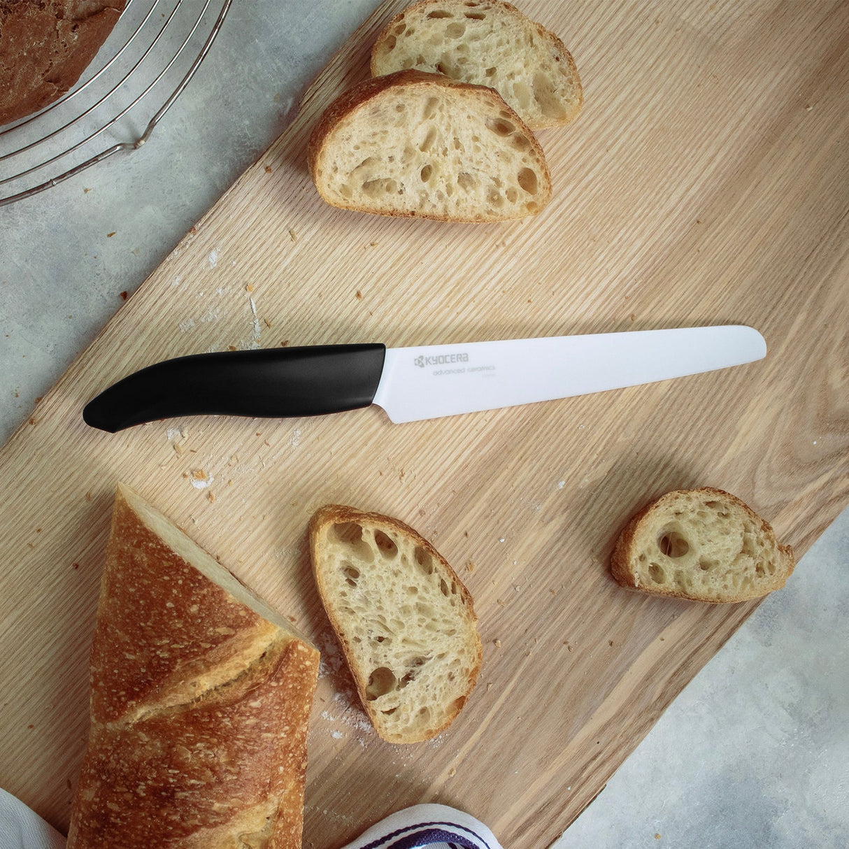 Kyocera Keramik-Brotmesser mit 18 cm Klinge, scharfes Küchenmesser für Brot und Gebäck, hochwertige Schneidewerkzeug
