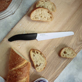 Kyocera Keramik-Brotmesser mit 18 cm Klinge, scharfes Küchenmesser für Brot und Gebäck, hochwertige Schneidewerkzeug