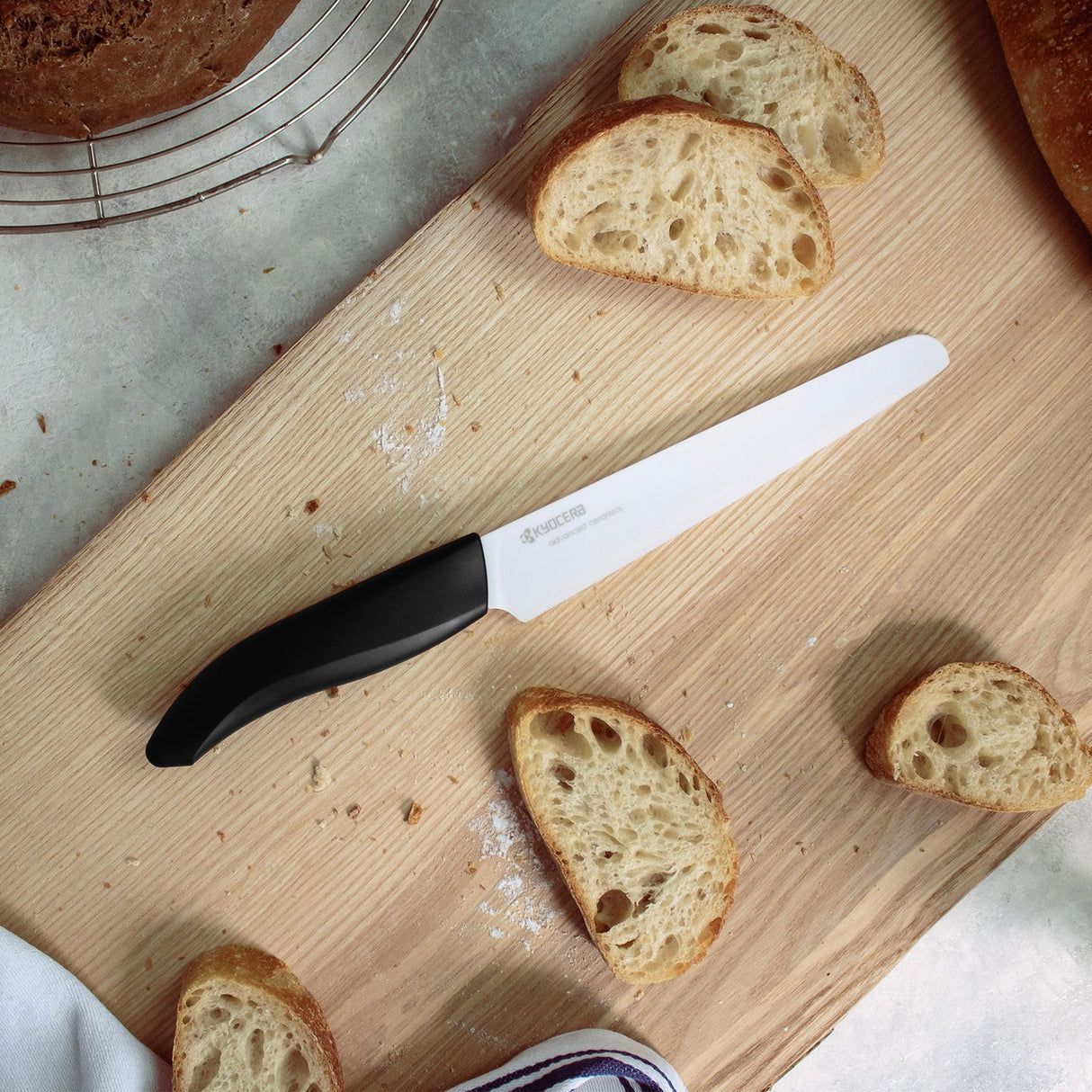Kyocera Keramik-Brotmesser mit 18 cm Klinge, zweite Wahl, scharfes Küchenmesser für Brot und Gebäck