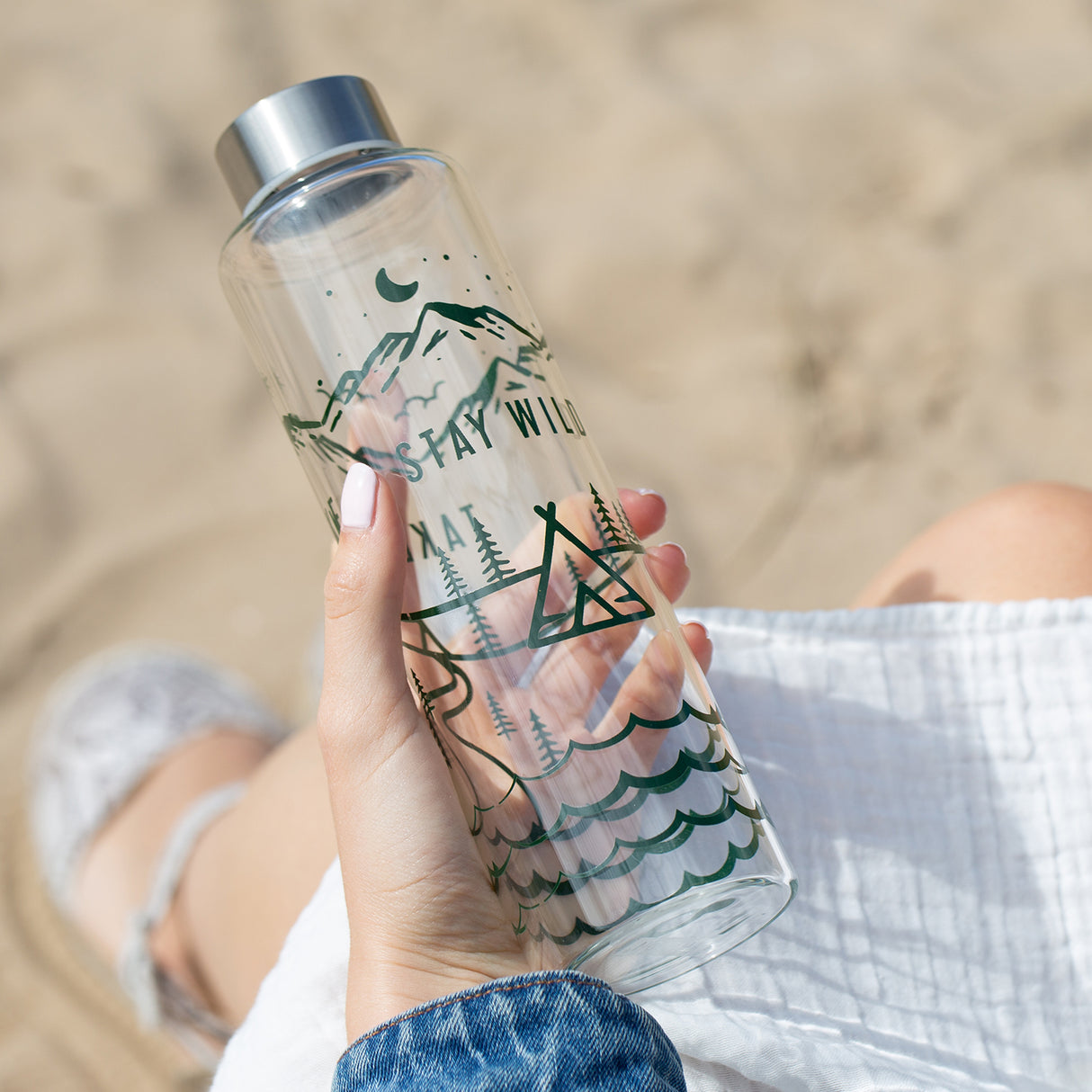 Glas-Trinkflasche PURE STAY WILD von Typhoon, 600 ml, mit Schraubverschluss und wildem Design, auf weißem Hintergrund.