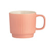 Mason Cash embosste Tasse, 350 ml, in drei Farben, mit dekorativem Muster auf weißem Hintergrund, Nahaufnahme