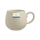 Geprägte Wabentasse von Mason Cash, 350 ml, in zwei Farben, mit wabenförmigem Muster, ideal für Kaffee oder Tee.