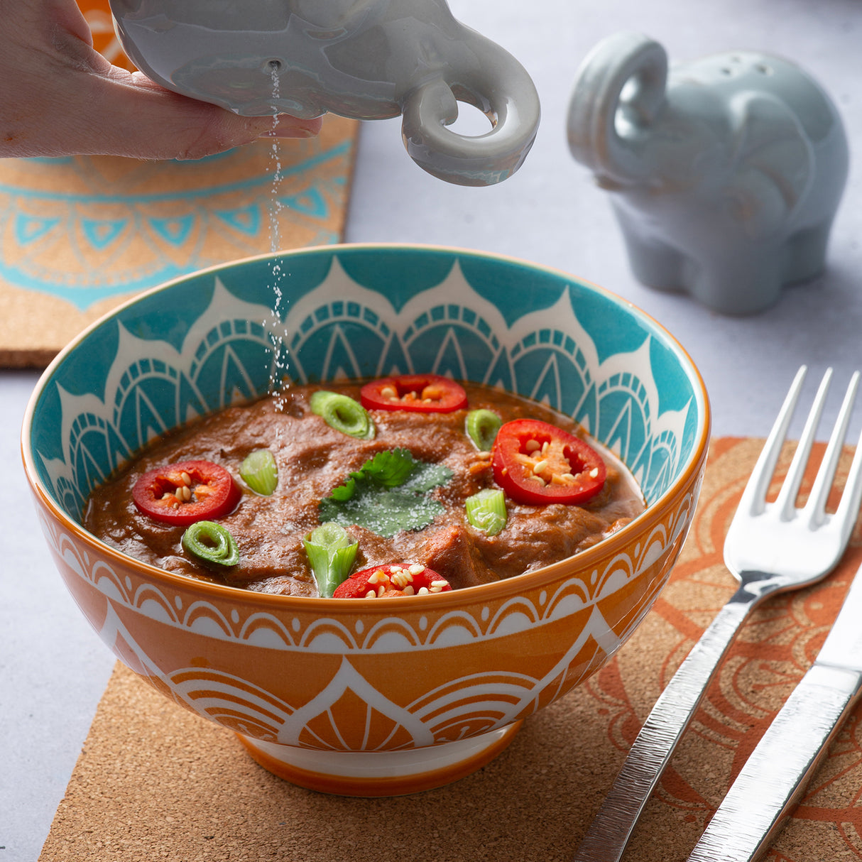 Bunte indische Schale von Typhoon in drei Größen, aus der Worlds Foods India Serie, mit buntem Muster und robustem Keramikdesign.