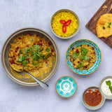 Indische Schale von Typhoon in drei Größen, aus Worlds Foods, zeigt eine detaillierte, bunte Keramikschale auf weißem Hintergrund.