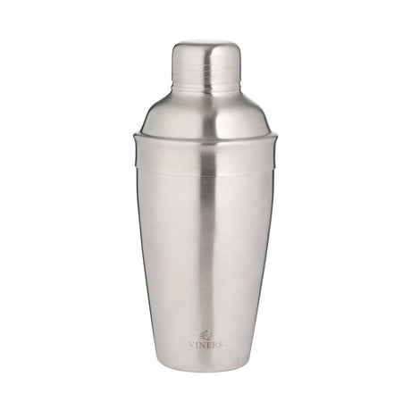 Silberner Cocktail-Shaker von Viners, 500 ml, aus Edelstahl, liegt auf einem Bar-Tresen, bereit zum Mixen von Cocktails.