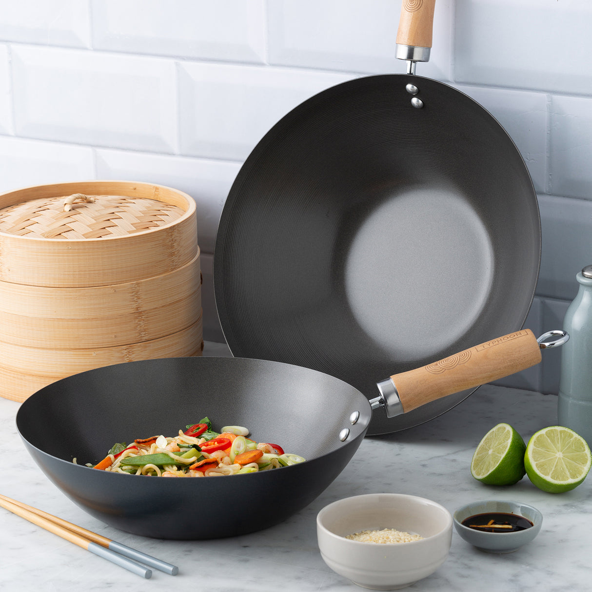 Asia Wok von Typhoon, zwei Größen, mit langlebigem Edelstahl, ideal für asiatische Gerichte, abgebildet im Bild.