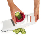 Zyliss 4-in-1 Hobel und Reibe mit verschiedenen Klingen und Griffen für vielseitiges Schneiden und Reiben in der Küche.