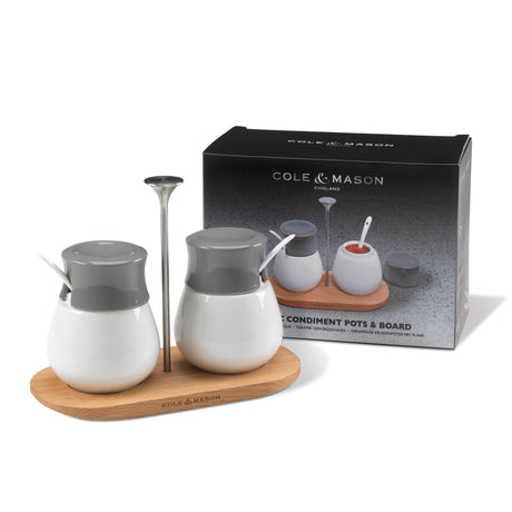 Zwei Gewürztöpfchen mit Tablett von Cole & Mason, aus Keramik, ideal für Salz und Pfeffer, auf der Küchenarbeitsplatte.