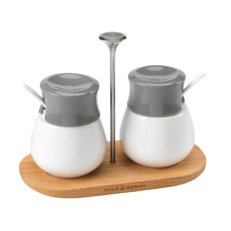 Zwei Gewürztöpfchen mit Tablett von Cole & Mason, ideal zum Aromatisieren und Servieren von Gewürzen.