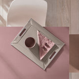 Weiße und taupefarbene Tablett Duo von FREEFORM, dekoratives Tablett mit eleganter Oberfläche und praktischem Design.