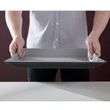 Graues und schwarzes FREEFORM Tablett DUO aus robustem Material, ideal für Servieren und Dekoration.