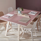 Rechteckiges Platzset in Taupe und Weiß von FREEFORM, zeigt die elegante, textile Oberfläche auf einem gedeckten Tisch.