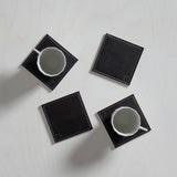 Vier kostenlose FREEFORM Untersetzer DUO im 4er-Set aus robustem Material, ideal zum Schutz von Tischen und Oberflächen.