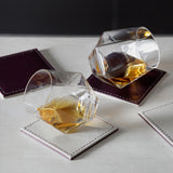 Vier elegante FREEFORM Untersetzer DUO im 4er-Set aus robustem Material, perfekt für Getränke und Dekorationen.