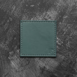 Vier FREEFORM Untersetzer DUO im 4er-Set aus robustem Material, ideal zum Schutz von Tischen vor Hitze und Feuchtigkeit.