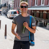 Blaue Wasserflasche Sports Tracker von ALADDIN, 800 ml, mit messbarem Tracker, in verschiedenen Farben, auf weißem Hintergrund.