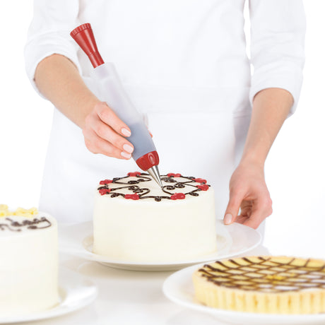 Großer Silikon-Dekorierstift von CUISIPRO, mit feiner Spitze zum kreativen Verzieren von Gebäck und Torten, in der Hand gehalten