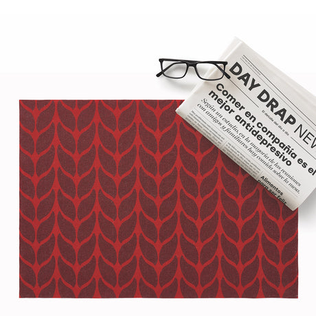 Weiches Woll-Tischset in Rot mit Lotoseffekt, 2er Set von DAY DRAP, zeigt Textur und elegantes Design auf dem Tisch.