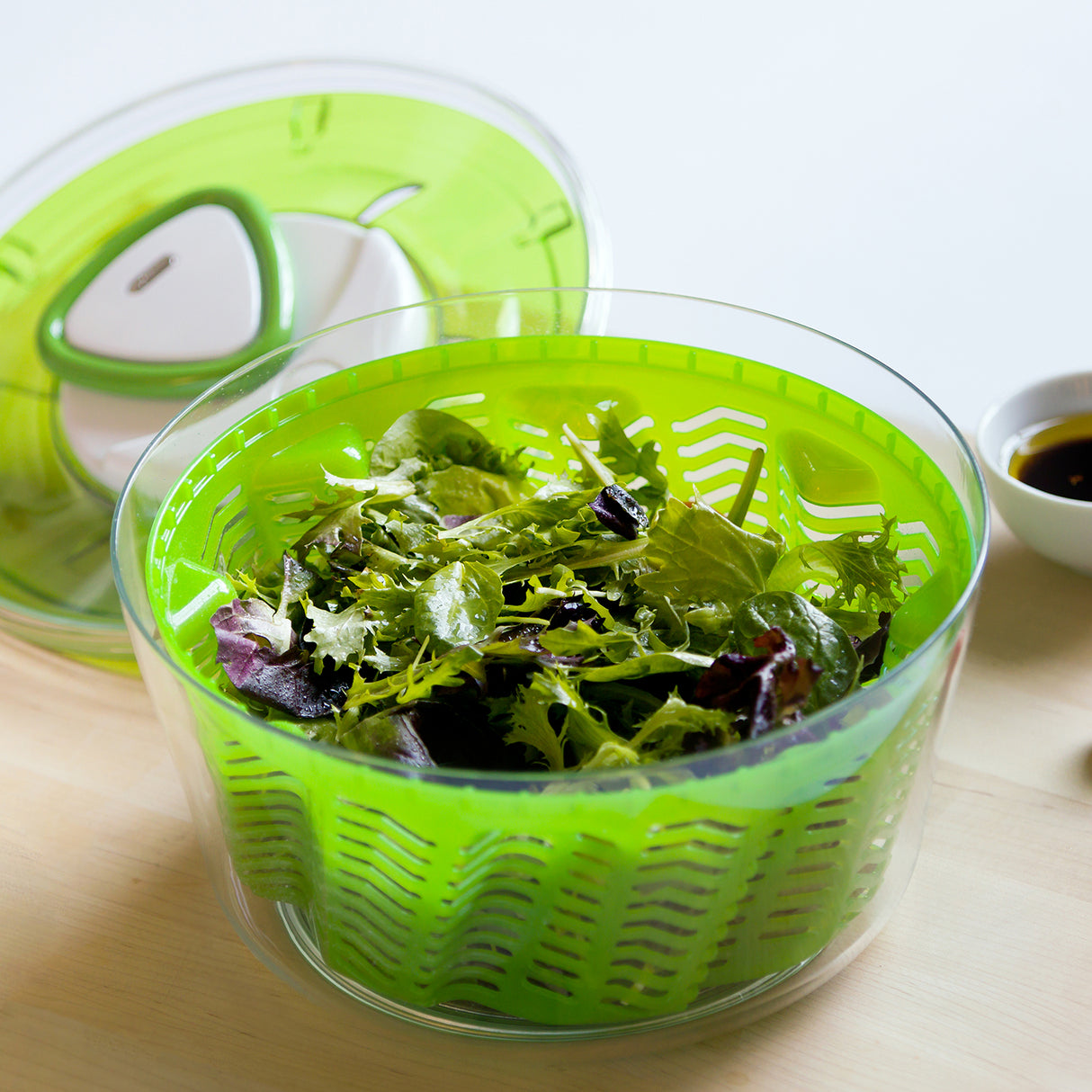 Grüne Zyliss Easy Spin 2 Salatschleuder mit 26 cm Durchmesser, Kunststoffbehälter und drehbarem Deckel, frisch gewaschene Salatblätter