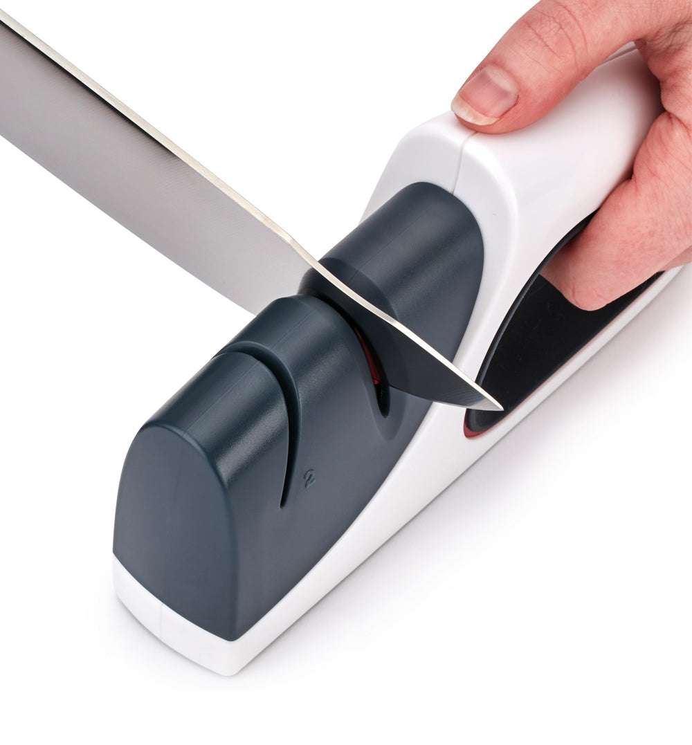 Messerschärfer von Zyliss mit ergonomischem Griff und scharfen Schleifsteinen für präzises Schärfen der Messer.